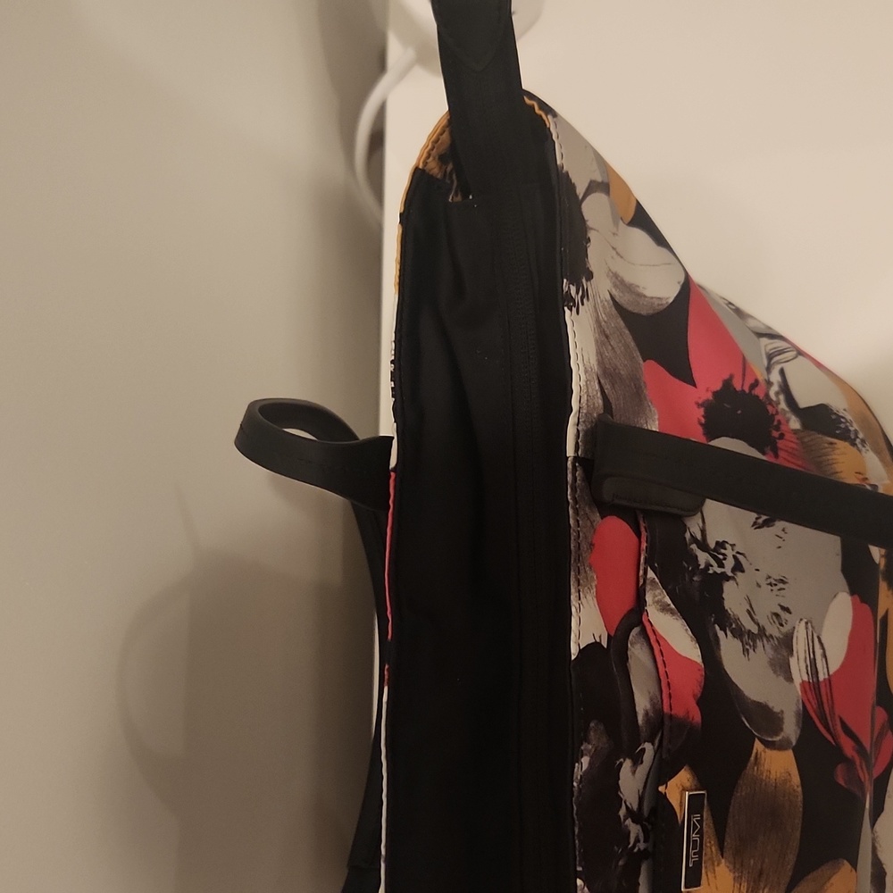 Tumi NWOT Everyday Tote - Picture 5 of 14